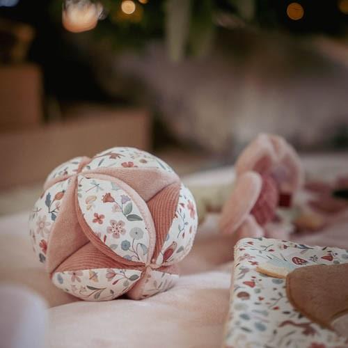 Little Dutch Fairy Garden Rosa Sensorischer Weichball – Sanftes Spielzeug für frühe Erkundungen