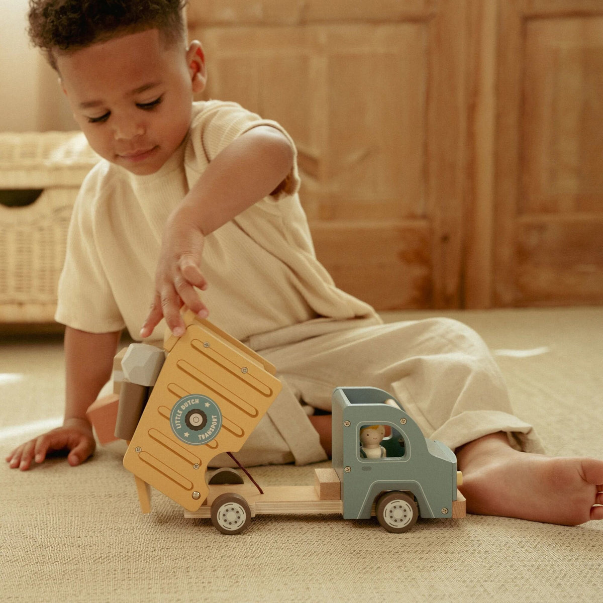 Camion della Spazzatura con Personaggi Little Dutch | Tutti a bordo: è ora di tenere pulita la città!