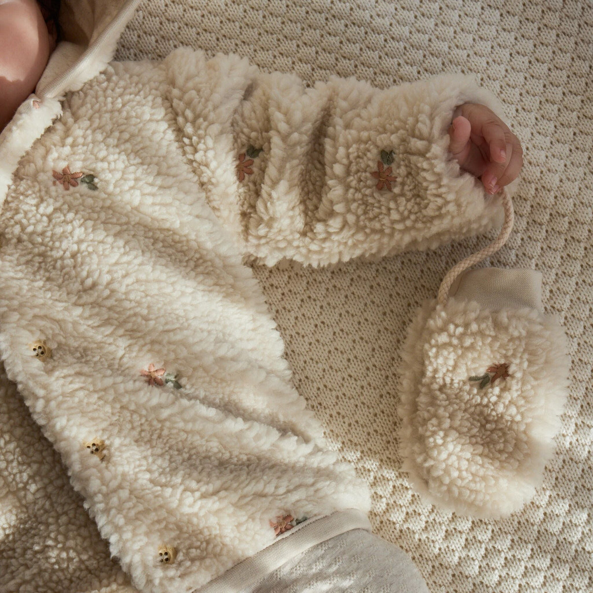 Giacca Teddy Sand Flower Little Dutch | Morbida e avvolgente per completare i look della stagione fredda