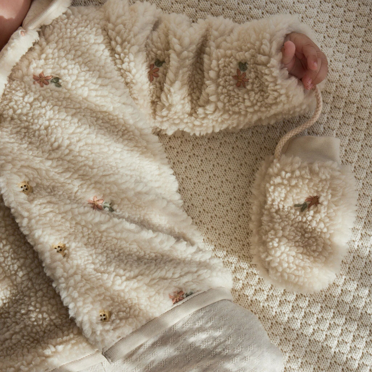 Guanti in Teddy Sand Flower Print Little Dutch | Morbidi guanti floreali per la stagione fredda