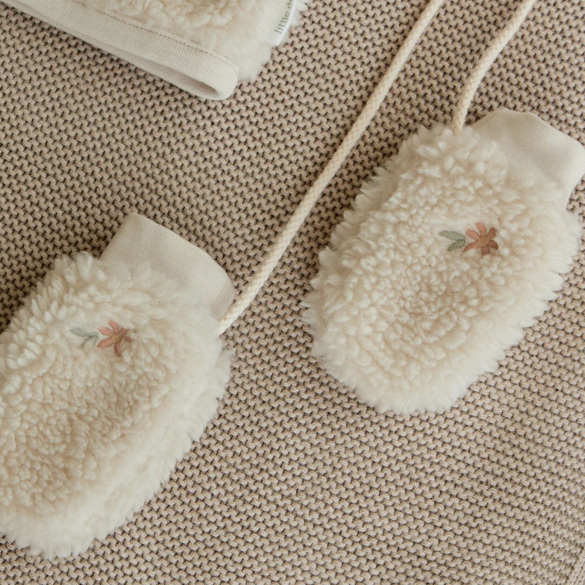 Guanti in Teddy Sand Flower Print Little Dutch | Morbidi guanti floreali per la stagione fredda