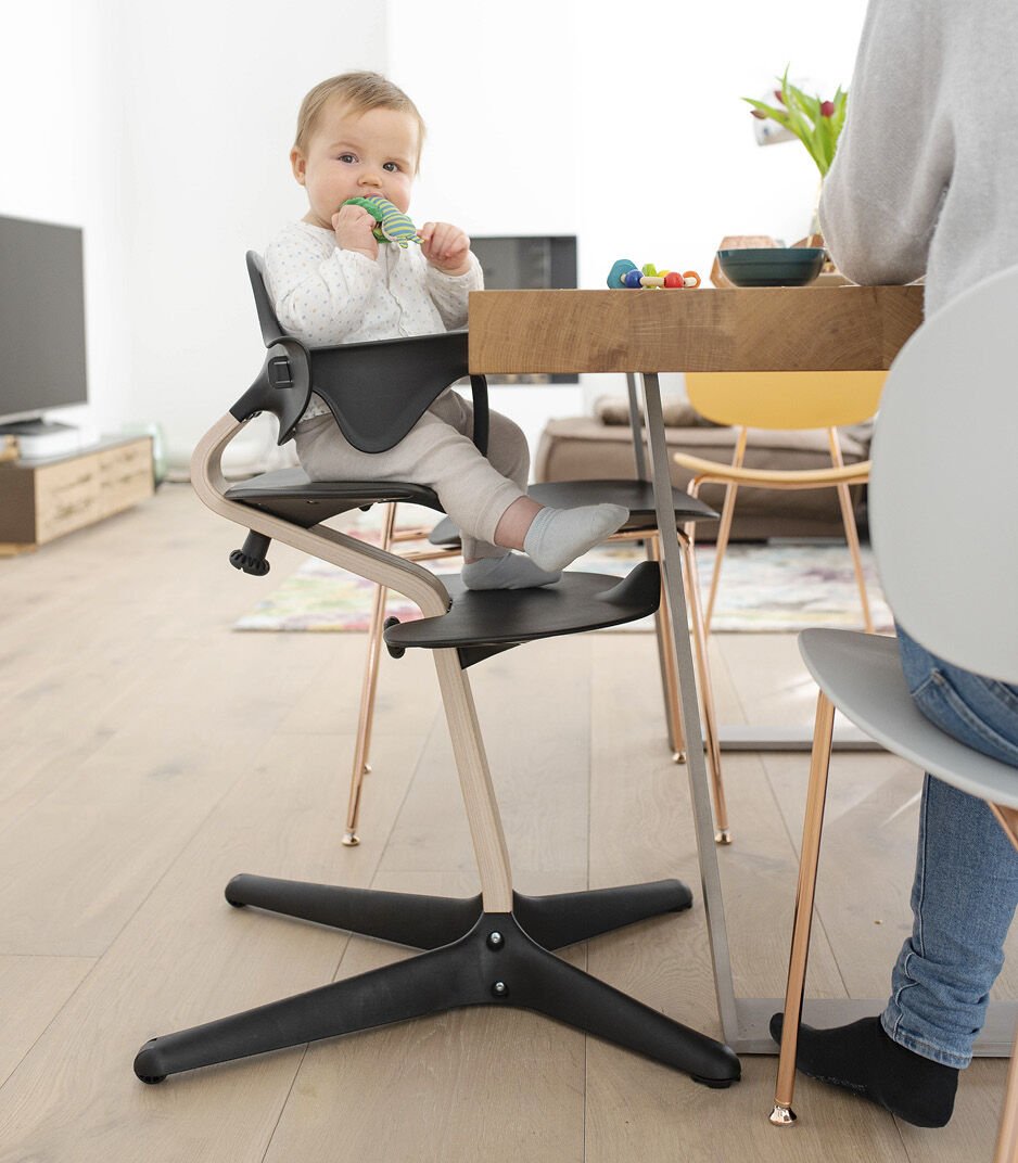 Stokke Nomi: mitwachsender Holzstuhl in Naturale Black – Mondo Infanzia