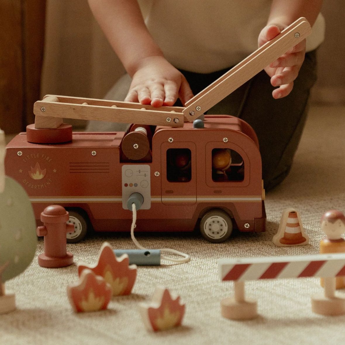 0-9489b4ff-1600-Camion-dei-pompieri-grande-con-personaggi-FSC[1]